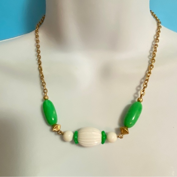AVON Green & White Lucite Beads Gold Tone Necklace "Come Summer "1975 - Picture 5 of 11